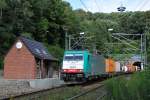 Cobra-Lok 2830 hat soeben mit ihrem Containerzug den Gemmenicher Tunnel auf belgischer Seite verlassen, und geht nun in die Abfahrt in Richtung Montzen.