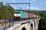 Cobra-Lok 2809 mit einem Containerzug auf dem Viadukt von Remersdael.