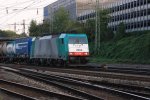 Die Cobra 2804 kommt mit einem gemischten Containerzug aus Belgien und fhrt in Aachen-West ein bei Abendsonne.