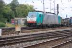 Die Cobra 2826 fhrt mit einem gemischten Containerzug Von Aachen-West nach Belgien bei Wolken.