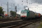 Die Cobra 2841 dfhrt mit einem gemischten Containerzug von Aachen-West nach Belgien bei Sonne und Wolken.