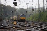 Die Class 66 DE6607 von Crossrail steht in Aachen-West mit einem Containerzug und wartet  auf die Abfahrt nach Belgien bei Regenwetter.