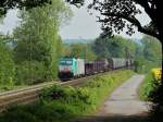 Cobra 186 220 (2828) mht sich am 29.04.2011 von Aachen West kommend auf der Rampe zum Gemmenicher Tunnel mit einem langen Gterzug ab.