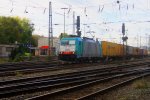 Die Cobra 2829 fhrt mit einem Containerzug  von Aachen-West nach Belgien bei Herbstwetter.