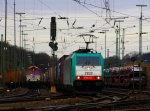 Die Cobra 2832 fhrt mit einem Containerzug von Aachen-West nach Belgien auf dem neben Gleis steht die Class 66 PB03  Mireille  von Crossrail mit einem Silozug und wartet auf die Abfahrt nach Belgien.