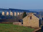 Eine Cobra zieht am 31.03.2009 einen Kesselzug von Aachen West kommend ber das Viadukt von Moresnet (B) Richtung Montzen.