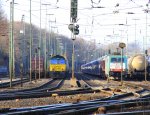 Die Class 66 PB15 von Railtraxx BVBA steht in Aachen-West mit P&O Ferrymasters Containerzug und wartet auf die Abfahrt nach Muizen(B) bei strahlend blauem Himmel am 27.1.2012.