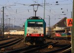 Die Cobra 2820 rangiert in Aachen-West und im Hintergrund stehen abgestellt in Aachen-West zwei Class 66 PB14  von Railtraxx BVBA und die PB03  Mireille  von Crossrail bei strahlend blauem Himmel am