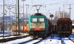 Die Cobra 2810 steht bei Schnee und Sonne in Aachen-West mit einem Containerzug und wartet auf die Abfahrt nach Belgien am 5.2.2012.