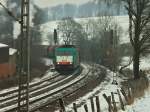 Bei saukalten Temperaturen zieht Cobra 186 215 (2823) am 09.02.2012 einen Getreidezug durch die letzte Kurve der Montzenrampe vor dem Gemmenicher Tunnel von Aachen West nach Belgien.