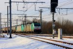 Zwei Cobra 2820 und 2807 kommen bei Schnee mit einem sehr langen lzug aus Richtung Vise(B) und fahren durch Montzen-Gare(B) nach Aachen-West bei Sonnenschein am 11.2.2012.