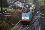 Die Cobra 2813 kommt mit einem Containerzug aus Aachen-West nach Belgien und fhrt gleich in den Gemmenicher-Tunnel hinein bei Regenwetter.