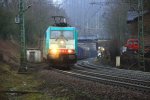 Die Cobra 2806 kommt aus dem Gemmenicher-Tunnel mit einem Containerzug aus Belgien und die Rampe nach Aachen-West hinunter bei Regenwetter.