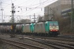 Zwei Cobra 2818 und 2841 kommen mit einem sehr langen lzug aus Antwerpen-Petrol und fahren in Aachen-West ein bei Nieselregen am 18.2.2012.