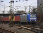 Eine 145 CL-204 von Crossrail als Schubhilfe fr einen sehr langen Containerzug in Richtung Belgien bei Abendstimmung am 21.2.2012.