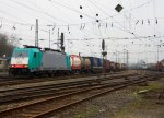 Die Cobra 2832 fhrt mit einem Containerzug von Aachen-West nach Belgien bei Wolken am 26.2.2012.