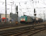 Die Cobra 2823 fhrt mit einem Kesselzug aus Ludwigshafen-BASF nach Antwerpen-BASF bei der Ausfahrt von Aachen-West bei Wolken am 26.2.2012.