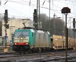 Die Cobra 2818 fhrt mit einem Autoleerzug von Aachen-West nach Belgien bei Regenwetter am 4.3.2012.