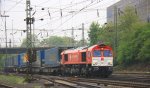 Die Class 66 DE6310  Griet  von Crossrail kommt mit einem LKW-Walter-Zug aus Genk-Goederen(B) und fhrt in Aachen-West ein bei Nieselregen am 5.5.2012.