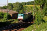 Die Cobra 2827 kommt die Gemmenicher-Rampe mit einem gemischten Gterzug von Aachen-West und fhrt nach Antwerpen-Noord(B) und fhrt gleich in den Gemmenicher-Tunnel hinein bei Sommerwetter.