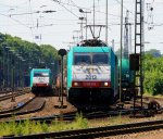 Die Cobra 2813 fhrt mit einem Containerzug von Aachen-West nach Belgien und auf dem Nebengleis steht die Cobra 2804 mit einem Kesselzug und wartet auf die Abfahrt nach Belgien bei strahlend blauem