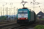 Die Cobra 2812 fhrt mit eiem kurzen gemischten Gterzug aus Kln-Gremberg nach Antwerpen-Noord(B) bei der Abfahrt aus Aachen-West und fhrt in Richtung Montzen/Belgien in der Abendsonne am 19.6.2012.