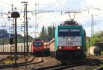 Die Cobra 2818 steht in Aachen-West mit Kohlenleerzug. Und im Hintergrund steht eine 185 196-3 von Railion steht mit einem  Coilzug bei Sonne und Wolken am 8.7.2012.