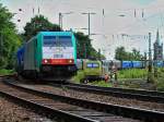 Cobra 186 200 (2808) wechselt am 14.07.2012 mit einem Coilzug auf den letzten Metern der Montzenrampe vor Aachen West das Gleis.