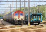 Die Class 66 PB13  Ilse  von Crossrail steht in Montzen-Gare(B) mit einem Bulkhaul-Ganzzug und wartet auf die Abfahrt nach Zeebrugge-Ramskapelle(B) bei Sonne und Wolken am 19.7.2012.