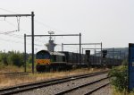 Die Class 66 PB14 von Railtraxx BVBA kommt durch Montzen-Gare(B) mit einem LKW-Walter-Zug hinten angehngt eine Class 66 DE6306 von DLC Railways aus Genk-Goederen(B) nach Aachen-West  bei groe Hitze