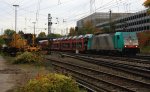 Die Cobra 2812 kommt mit einem sehr langen  Toyota-Autozug aus Zeebrugge-Ramskapelle(B) nach Mszczonow(PL) und fhrt in Aachen-West ein bei Herbstwetter am 20.10.2012.