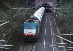 Die Cobra 2804 kommt aus dem Gemmenicher-Tunnel mit einem Kalkzug aus Hermalle-Huy(B) nach Oberhausen und fhrt die Gemmenicher-Rampe herunter nach Aachen-West bei schnem Herbstwetter.