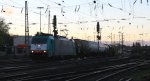 Die Cobra 2828 fhrt mit einem gemischten Gterzug aus Kln-Gremberg nach Antwerpen-Noord(B) bei der Ausfahrt in Aachen-West und fhrt in Richtung Montzen/Belgien in der Abendsonne am 4.11.2012.