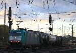 Die Cobra 2843 fhrt mit einem gemischten Gterzug aus Kln-Gremberg nach Antwerpen-Noord(B) bei Ausfahrt aus Aachen-West und fhrt in Richtung Montzen/Belgien in der Abendstimmung am 4.11.2012.