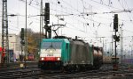 Die Cobra 2823  fhrt mit einem Containerzug aus Verona(I) nach Antwerpen-Combinant(B) bei der Ausfahrt von Aachen-West und fhrt in Richtung Montzen/Belgien bei  regnerischen Novemberwetter am