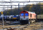 Die Class 66 PB03  Mireille  von Crossrail steht in Montzen-Gare(B) mit einem sehr langen Fiat-Autozug und auf dem Nebengleis steht die Class 66 DE6306 mit einem sehr langen Containerzug bei schne