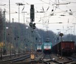 Die Cobra 2823 steht in Aachen-West mit einem Containerzug und wartet auf die Abfahrt nach Antwerpen-Oorderen(B).