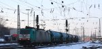 Die Cobra 2809 fhrt mit einem Kalkleerzug aus Oberhausen nach Hermalle-Huy(B) bei der Abfahrt aus Aachen-West und fhrt in Richtung Montzen(B) bei schnem Winterwetter mit Schnee am 8.12.2012.