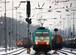 Die Cobra 2812 fhrt mit einem Containerzug aus Gallarate(I) nach Antwerpen-Oorderen(B) bei der Ausfahrt in Aachen-West und fhrt in Richtung Montzen/Belgien bei Winterwetter mit Schneeregen und Regen