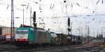 Die Cobra 2812 fhrt mit einem Containerzug aus  Verona(I) nach Antwerpen-Combinant(B) bei der Abfahrt aus Aachen-West und fhrt in Richtung Montzen/Belgien bei Regen am 16.12.2012.