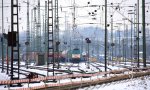 Die Cobra 2823 steht in Aachen-West im Schnee mit einem gemischten Gterzug und wartet auf die Abfahrt nach Antwerpen-Noord(B) am 18.1.2013.