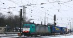 Die Cobra 2807 fhrt mit einem Containerzug aus  Gallarate(I) nach Antwerpen-Oorderen(B) bei der Ausfahrt aus Aachen-West und fhrt in Richtung Montzen/Belgien bei Winterwetter am 20.1.2013.