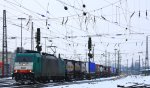 Die Cobra 2821 fhrt mit einem Containerzug aus Gallarate(I)  nach  Antwerpen-Oorderen(B)  bei der Ausfahrt aus Aachen-West und fhrt in Richtung Montzen/Belgien im Schnee am Eiskalten 20.1.2013.