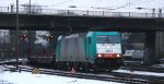 Die Cobra 2807 kommt mit einem langen gemischten Gterzug aus Antwerpen-Noord(B) nach Kln-Gremberg und fhrt in Aachen-West bei Winterwetter am Eiskalten 25.1.2013.