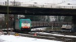 Die Cobra 2830 kommt mit einem langen Kokszug aus Gent-Zeehaven(B) nach Garching(D) und fhrt in Aachen-West ein bei Schnee am 25.1.2013.