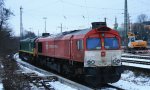 Die Class 66 DE6311  Hanna  von Crossrail und die PB14 von Railtraxx BVBA in Aachen-West stehen abgestellt an der Laderampe im Schnee am 25.1.2013.