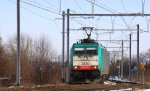 Die Cobra 2830 kommt mit einem Containerzug aus Aachen-West in Richtung Vise und fhrt durch Montzen-Gare(B) bei schnem Winterwetter am Kalten 10.2.2013.