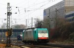 Die Cobra 2811 kommt als Lokzug aus Belgien und fhrt in Aachen-West ein und im Hintergrund kommt der RE4 von Aachen-Hbf  nach Dortmund-Hbf bei Wolken bei 6 Grad Plus am 16.2.2013.