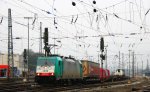 Die Cobra 2836 fhrt mit einem langen Containerzug aus Gallarate(I) nach Zeebrugge(B) bei der Ausfahrt aus Aachen-West und fhrt in Richtung Montzen/Belgien bei 6 Grad Plus und bei Wolken am