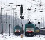 Die Cobra 2804 fhrt mit einem langen Containerzug aus Verona(I) nach Antwerpen-Combinant(B) bei der Abfahrt aus Aachen-West und fhrt in Richtung Montzen/Belgien bei leichten Schneefall am Eiskalten